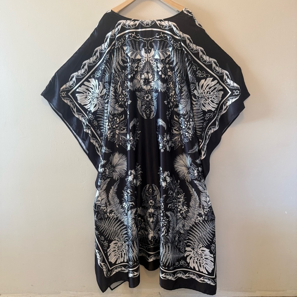 Elegant Black and White Women's Kaftan - Picture 3 of 6
